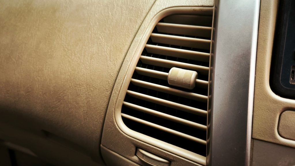 Kiedy warto nabijać i odgrzybić klimatyzację w aucie?